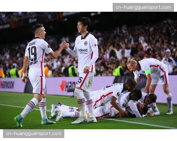 法兰克福官方确认，日本中场镰田大地因腿筋伤势将缺席本轮对阵柏林联合