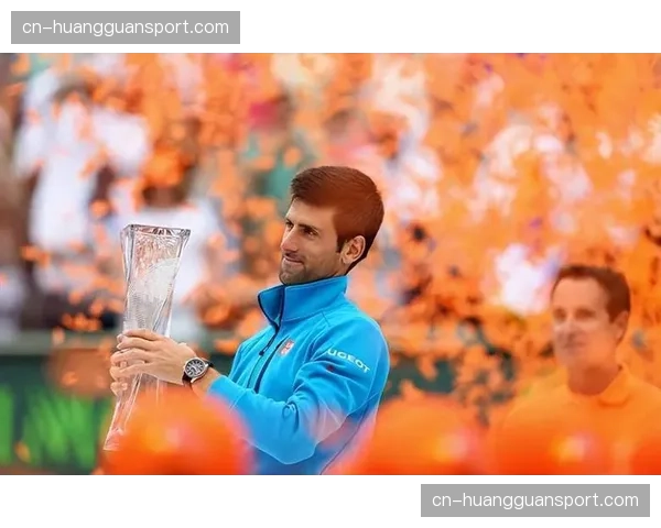 特写：迈阿密夺冠后，德约科维奇与团队成员在更衣室庆祝