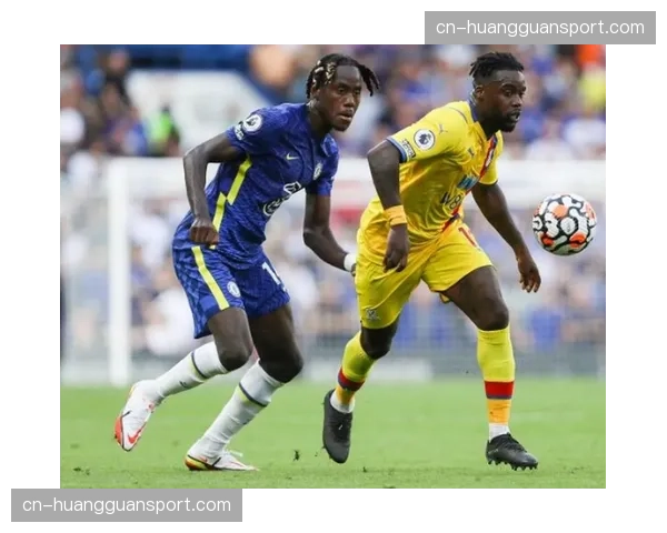 切尔西今年后防线查洛巴和福法纳组合，不轻易冒进应对高位压迫